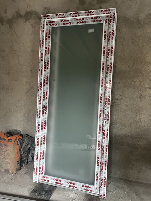 Ușă PVC cu geam sablat interior – nouă, de calitate superioară (KMG)