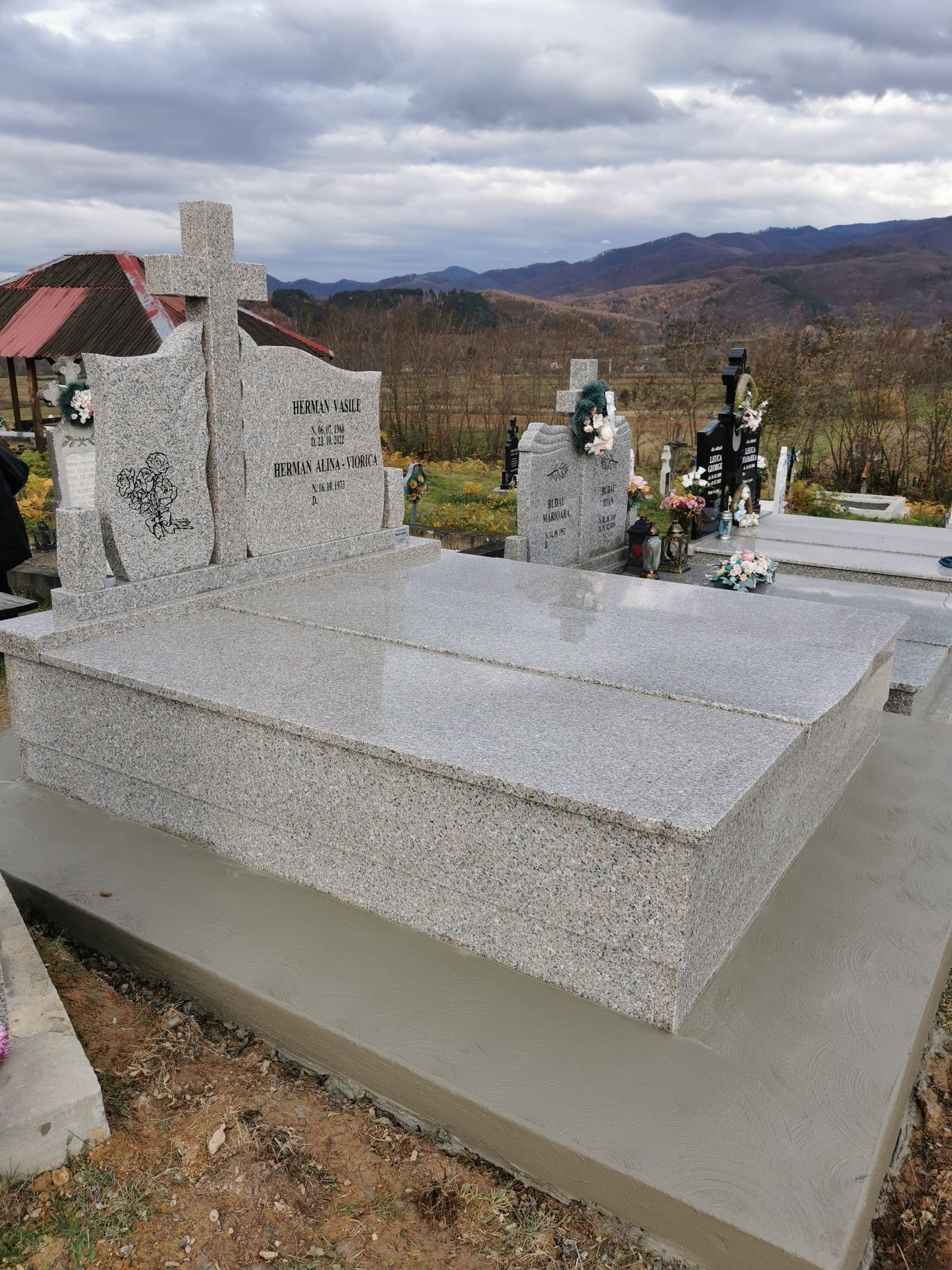 Morminte, cruci, monumente funerare cimitire