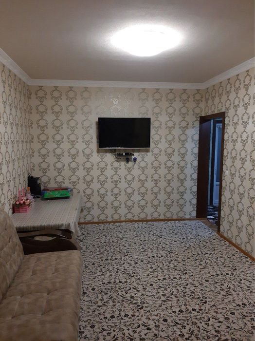 Срочно Продаётся 2 х комнатная квартира на 2 этаже в кирпичном доме .