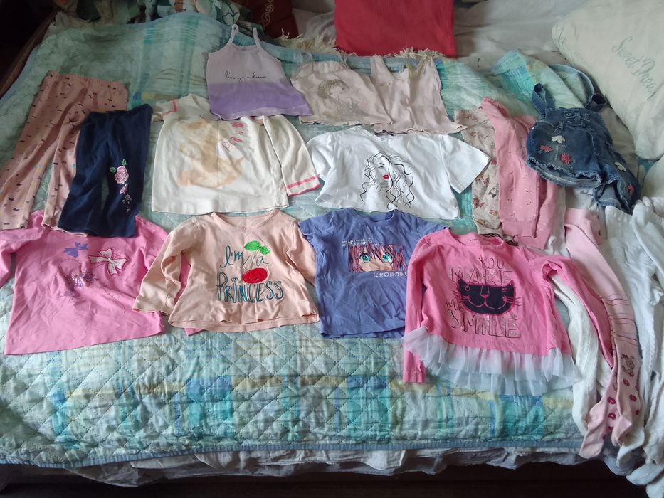 Продам платья для девочек нарядные и одежду