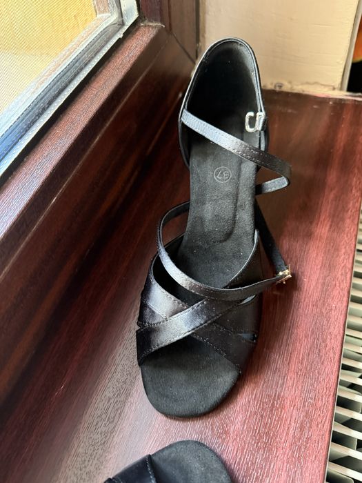 Sandale nr 37 comozi, noi