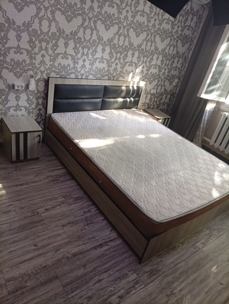 Кровать Двухспальная+Матрас+2 Тумбочки