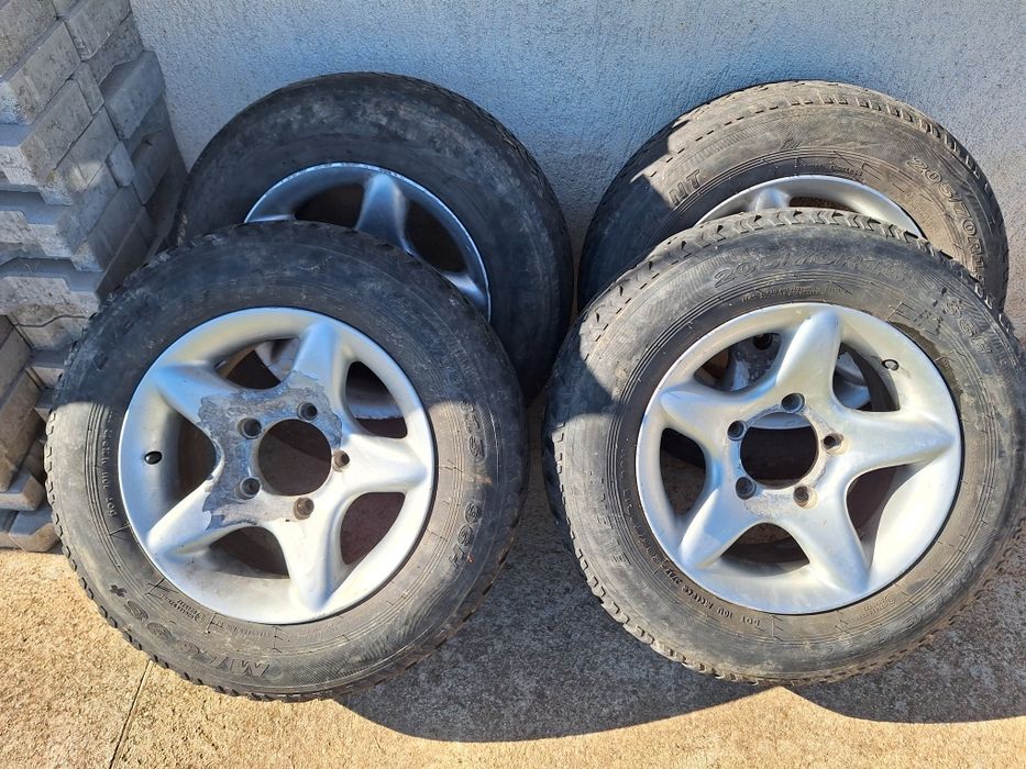 Продавам 4 бр джанти с гумите за кия спортиж