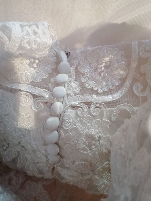 Vând rochie de mireasa "tip sirenă" cu perle