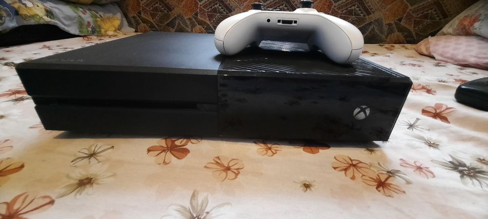 Vând xbox one 1 tb