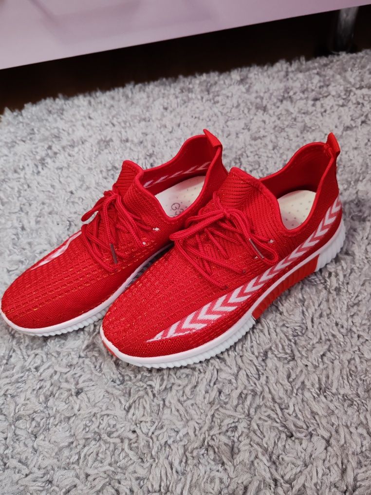 Adidași Red noi.