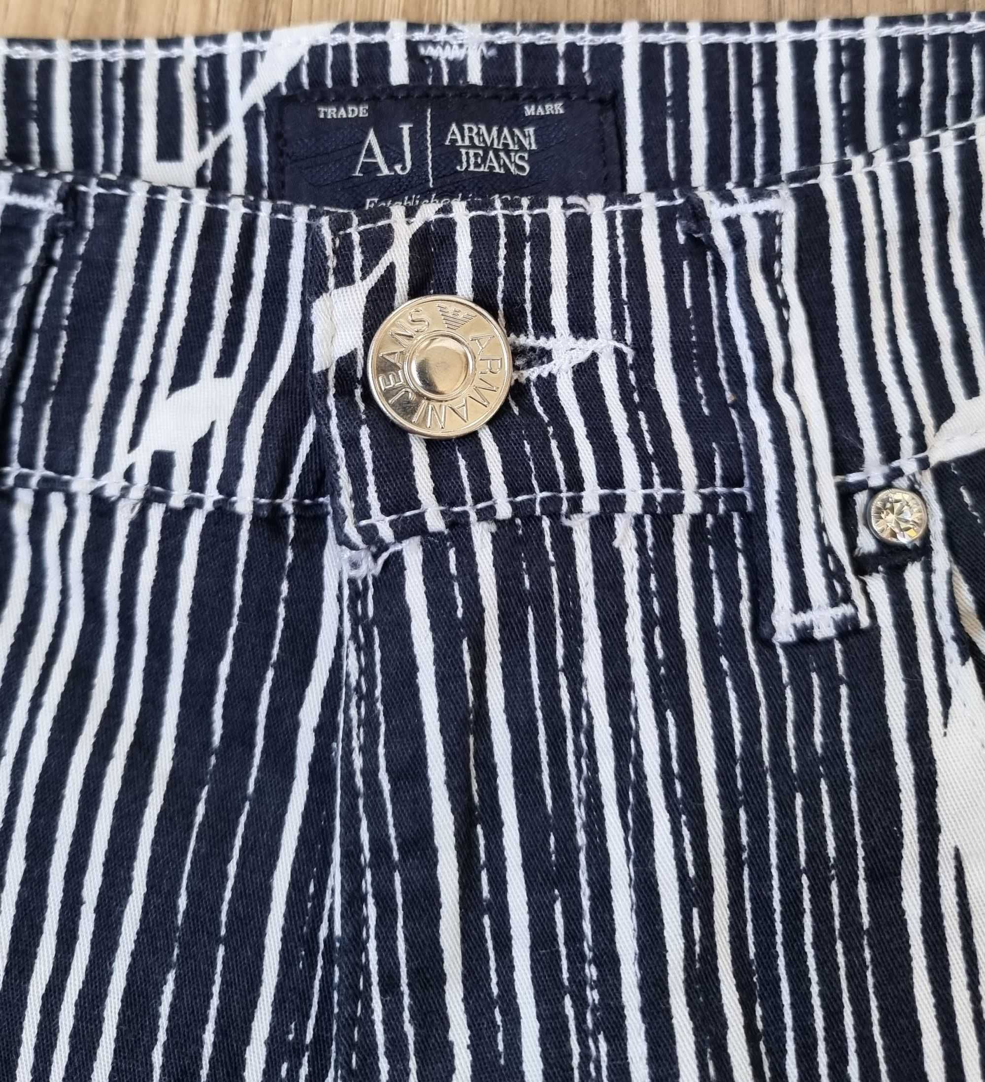 Дамски къси панталони Armani Jeans - 26