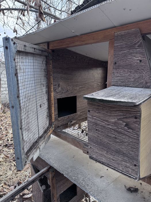 Крольчатники. Большой 300 тыс, маленький 50 тыс