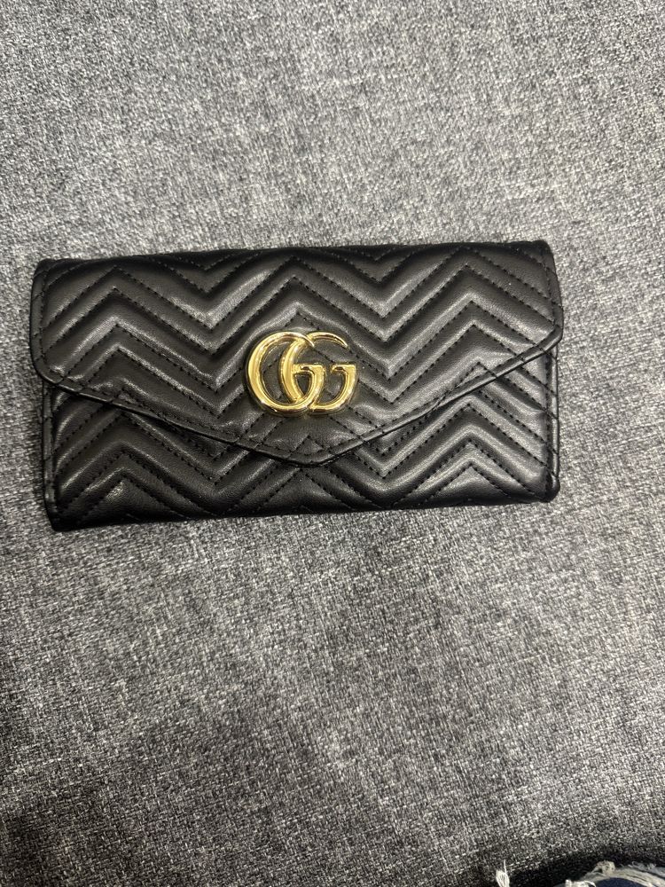 Дамска чанта тип портмоне  Guess и Gucci