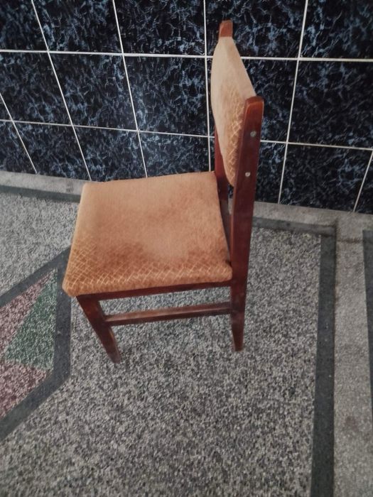Дървени столове с тапицерия