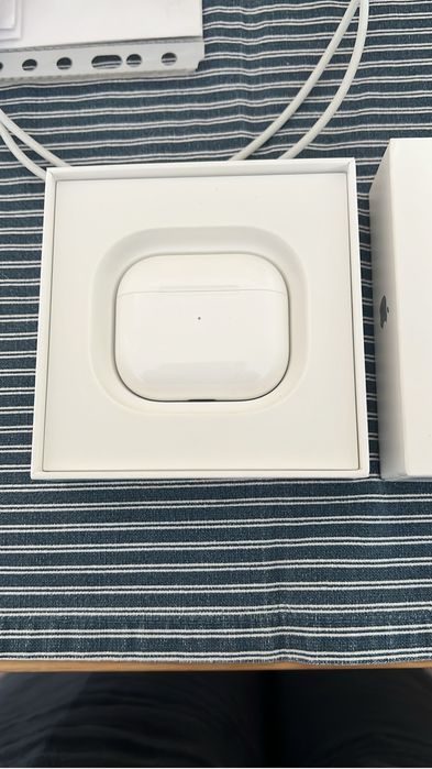 Airpods 3 cu carcasă de încărcare MagSafe