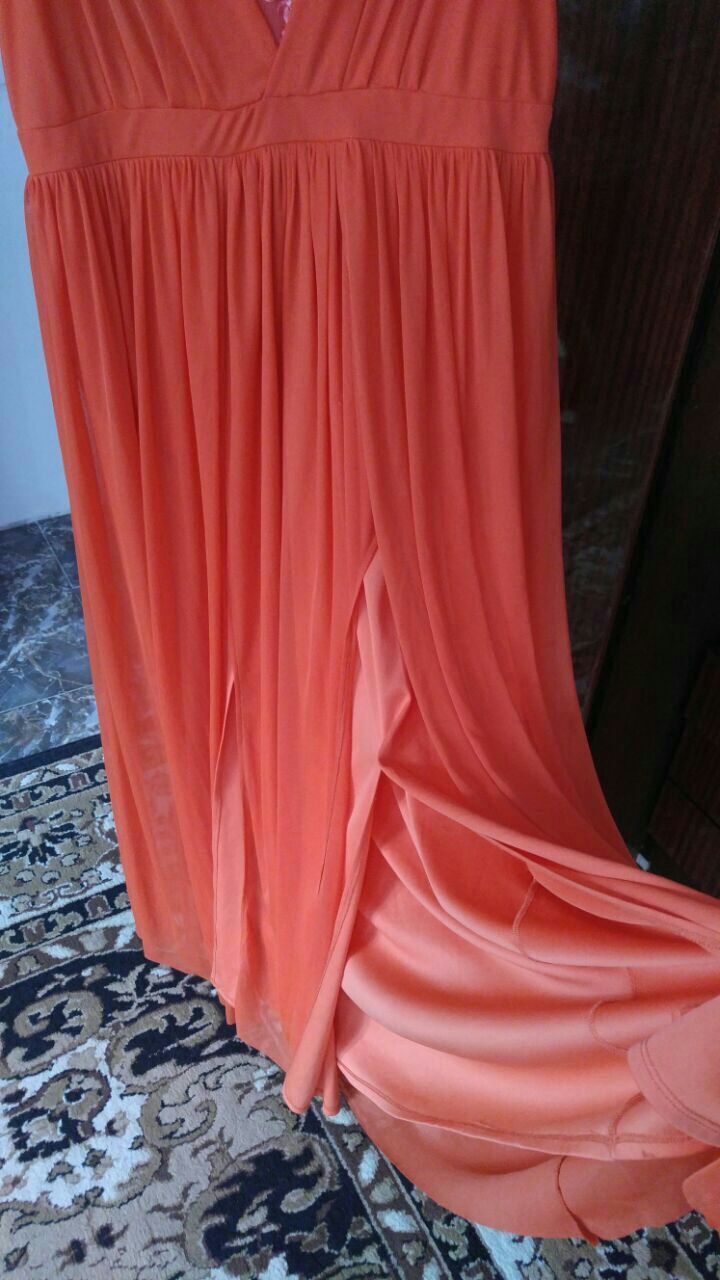 Оранжевое вечернее платье в пол с разрезами