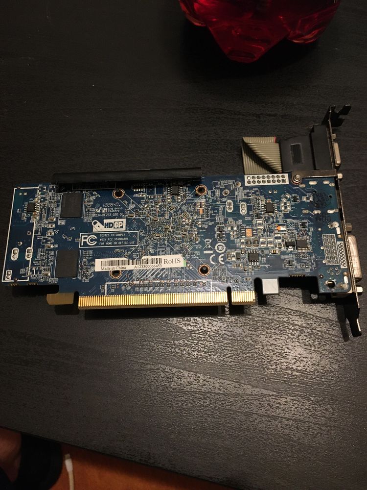 Placa video 512 MB ,64 biți pc pci-E.   Porturi HDMI. DVI. VGA