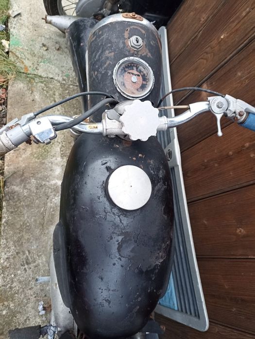 Motocicleta MZ 175 completa  fără acte motorul se învârte nu este bloc