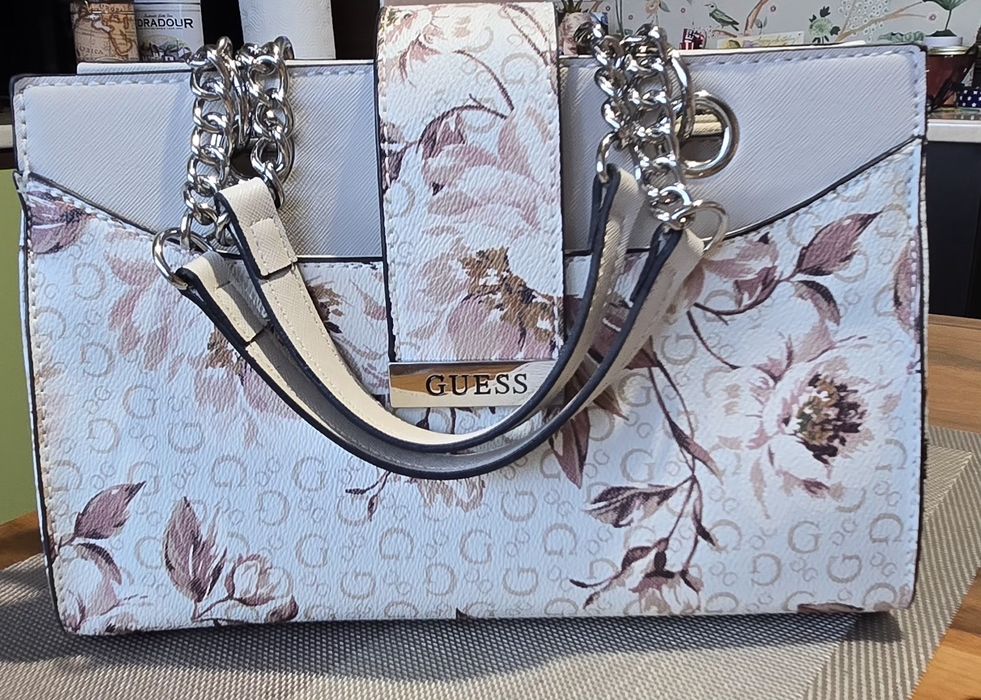 Дамска чанта GUESS