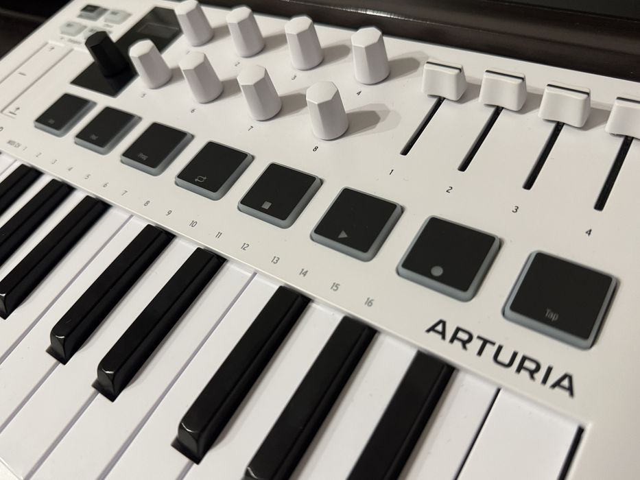 Arturia Minilab 3 миди клавиатура