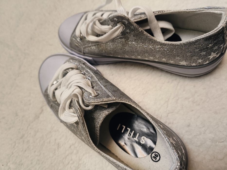 Teniși noi gri cu steluțe