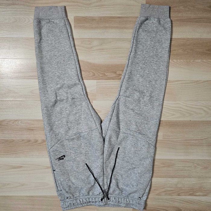 Vand Pantaloni NIKE Tech Fleece NOI Marimea XL fit L