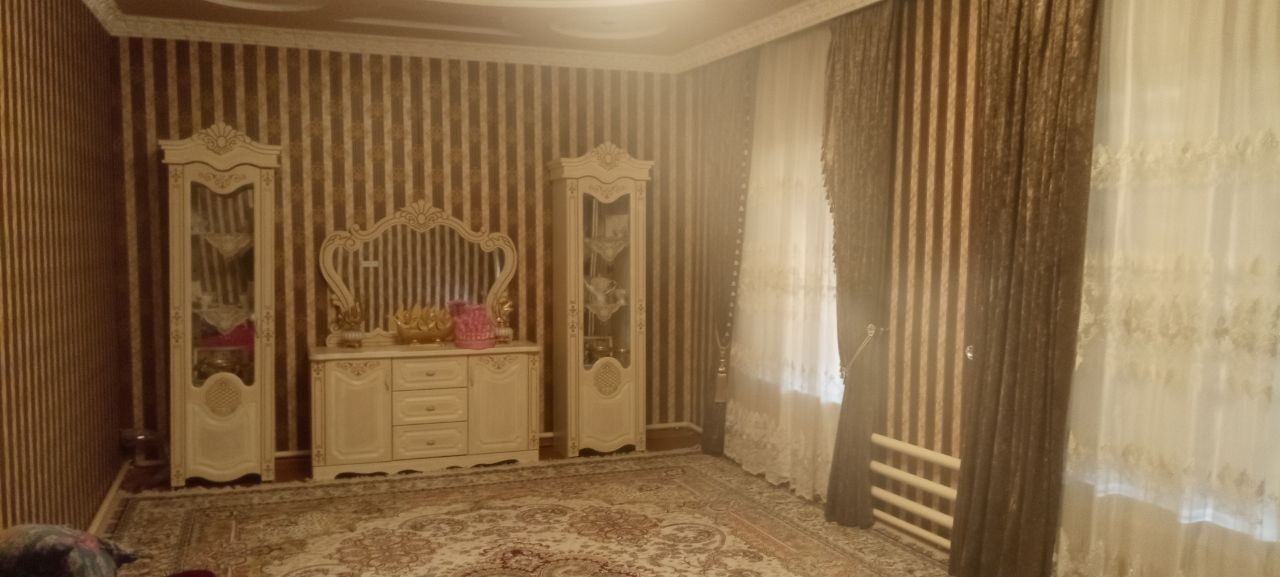 Hovli uy sotiladi