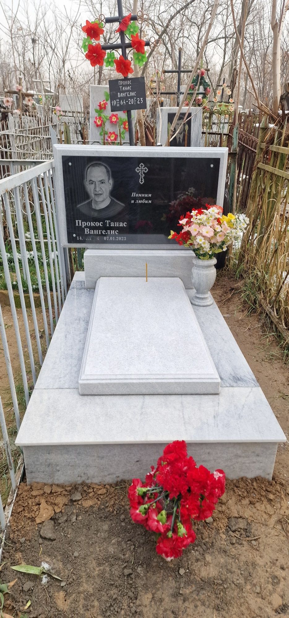 Памятник из светлого мрамора