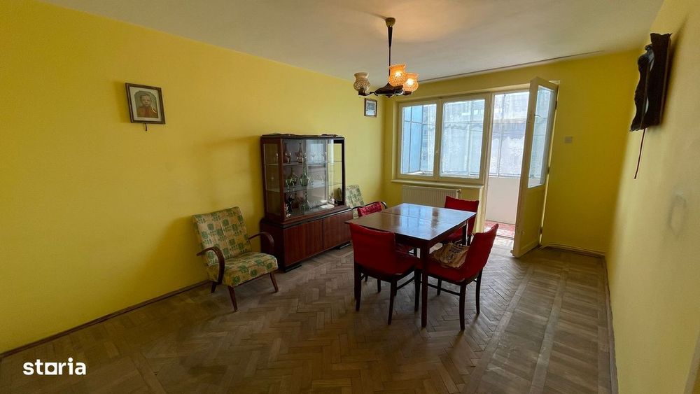 Cornisa langa  Central Plaza -  decomandat