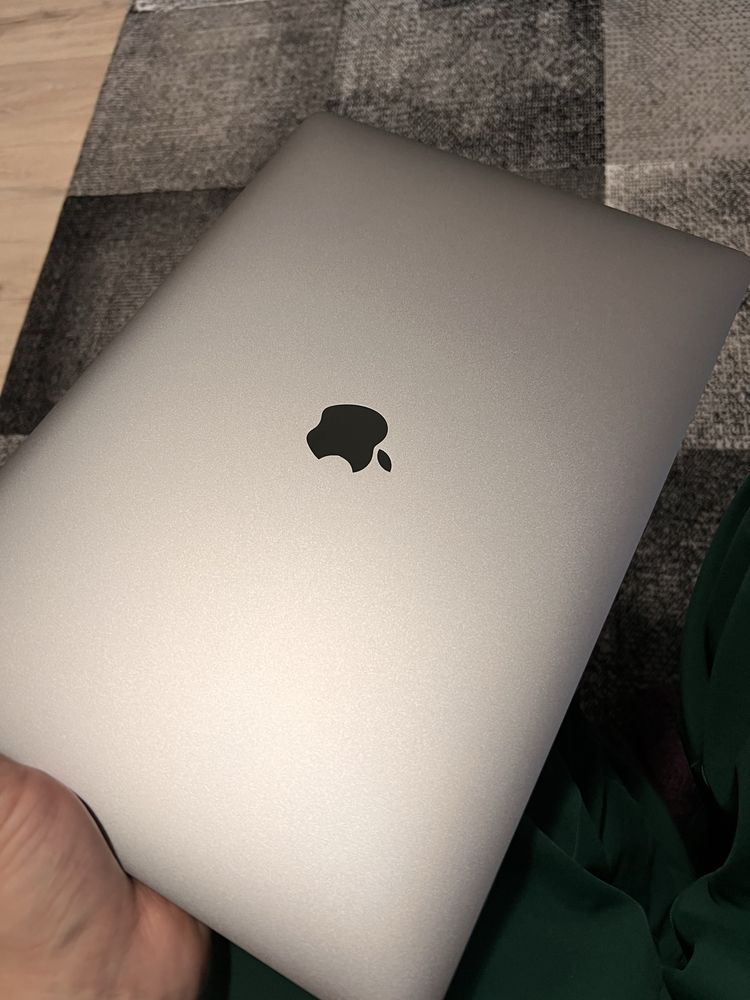 MacBook pro 15 retina mid 2018