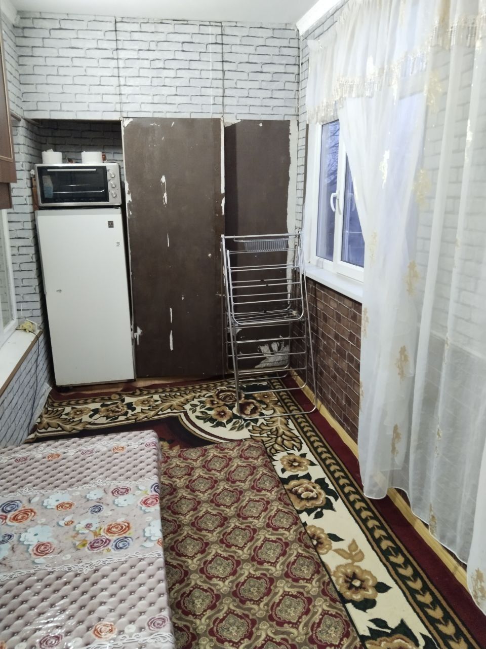 Срочно продаётся 3 ком квартира 4мкн 4 этаж  в доль дороги