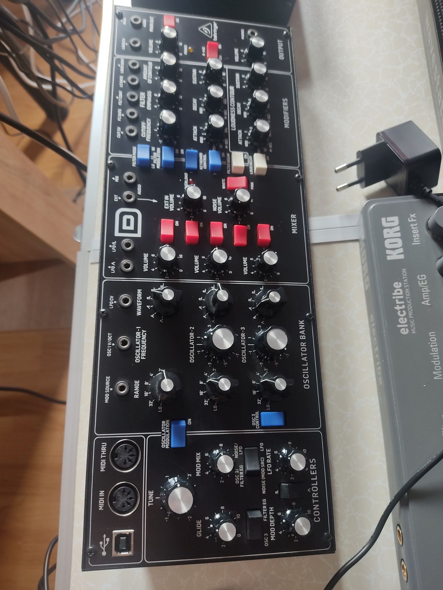 Behringer model D