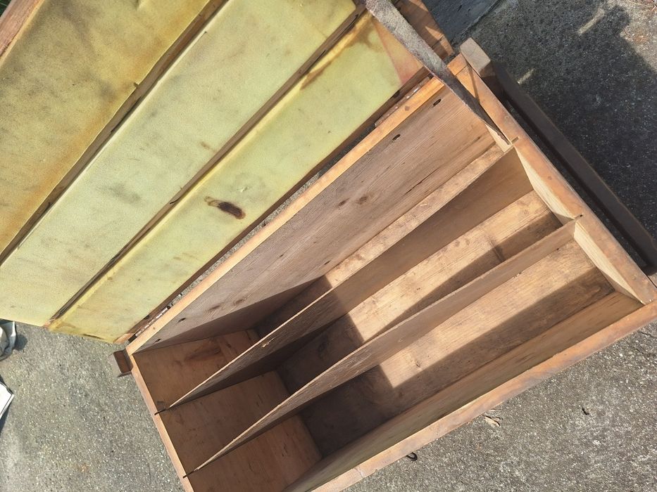 Ladă veche din lemn cu 63 de halbe din sticlă