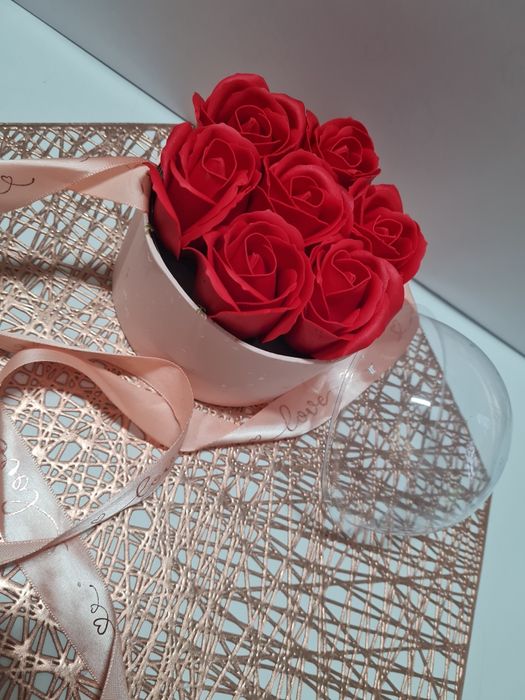 Aranjament trandafiri din satin sau săpun