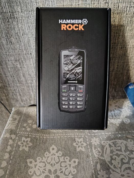 продавам обикновен телефон  hammer rock