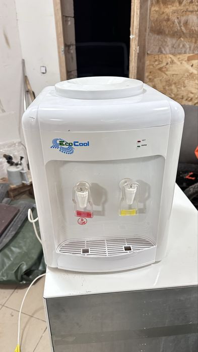 Продам кулер для воды. Есть 3 штуки , 2 маленьких и один большой.