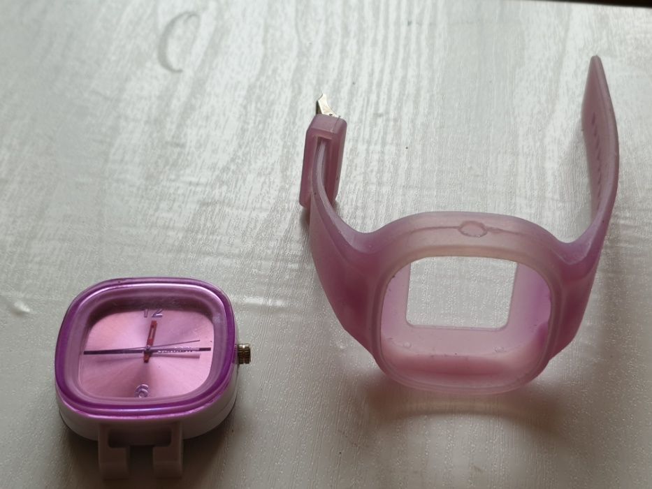 Ceas de mana patrat de culoare mov