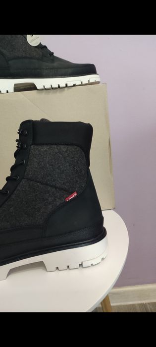 Нови мъжки боти с набук 46 номер Levi's