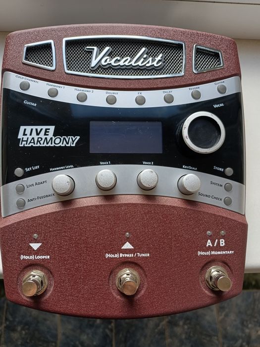 Продавам вокален процесор digitech live harmoni