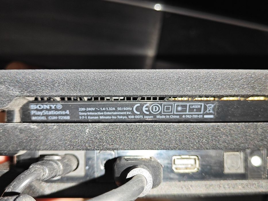 Vând Ps4 Pro 4k CHU-7216B modat ssd 2tb nou + ssd extern