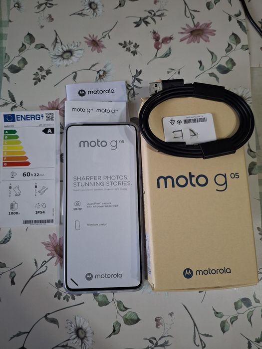 Телефон нов има силиконов калъв.