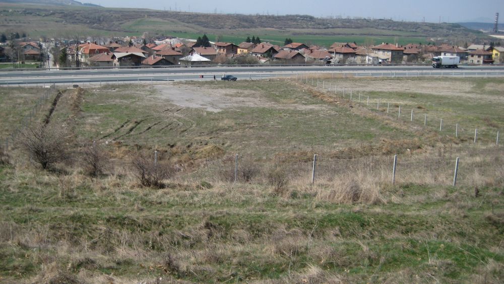 Парцел на главен път Е-79