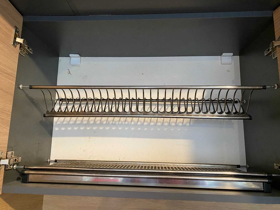 Кухня в цвят графит и натурално дърво