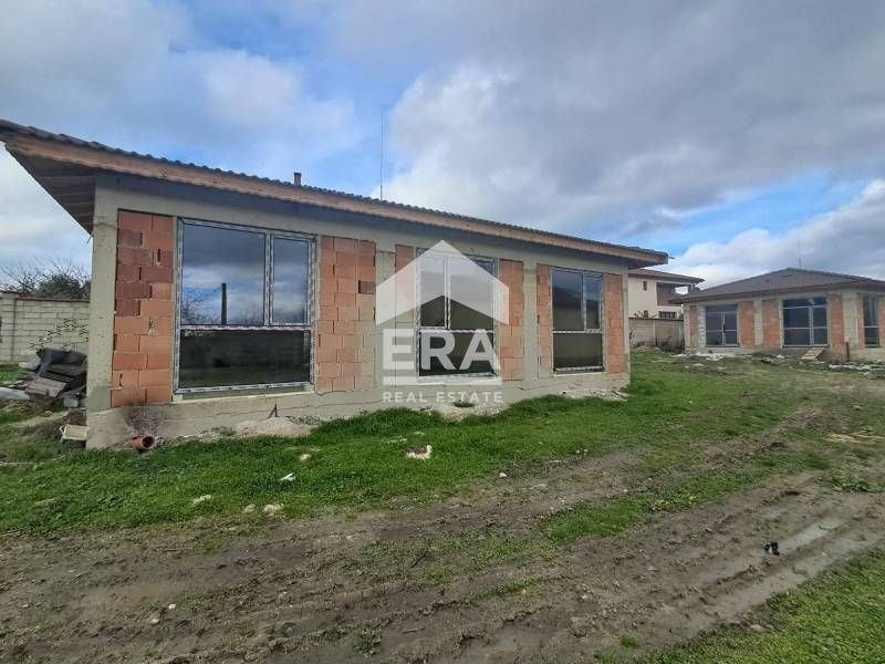 Едноетажна новострояща се къща за продажба, с двор, в с. Калиманци, на