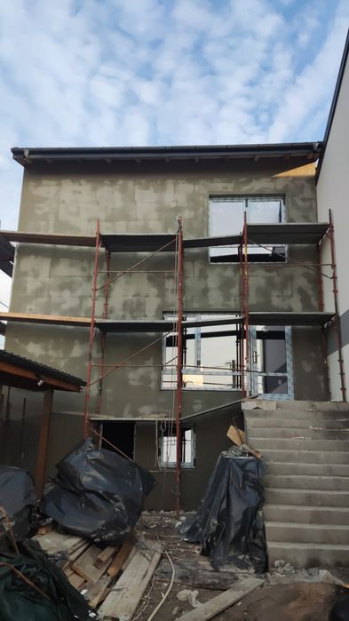 Execut lucrări de construcții și finisaje interioare și exterioare .