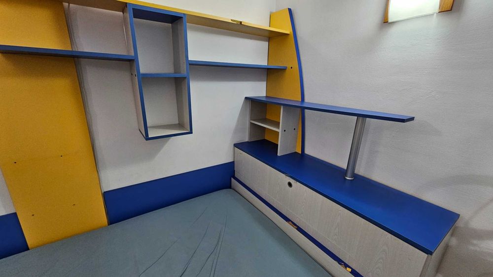 Pat cu sertare depozitare, saltea, lada depozitare, rafturi