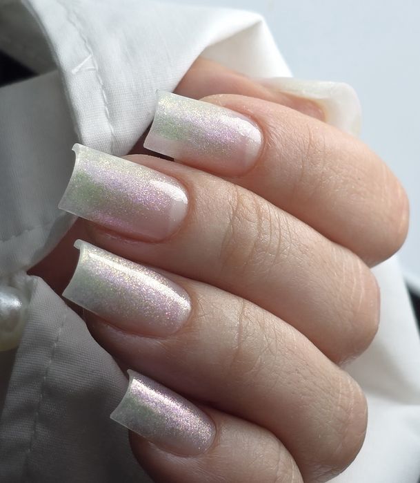 Realizez unghii cu gel