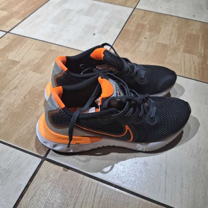 Adidasi gheata nike akron lebron editie limitata nr 45 46 negru auriu