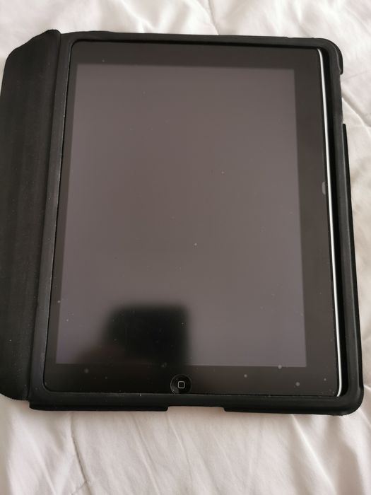 iPad 1 cu husa pentru piese