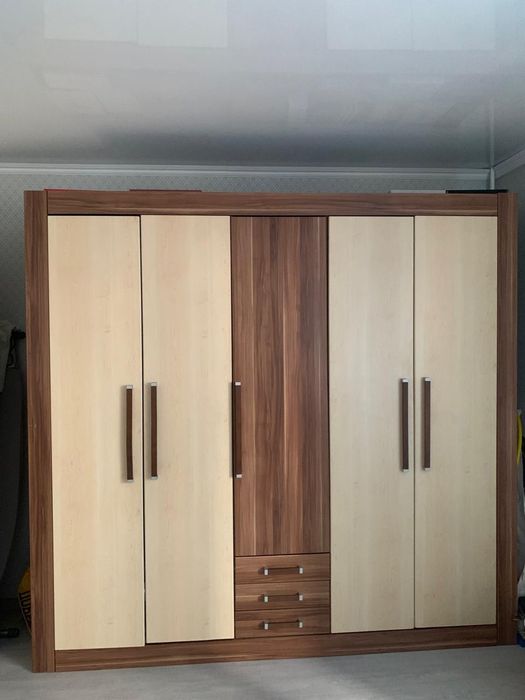 Продам большой шкаф