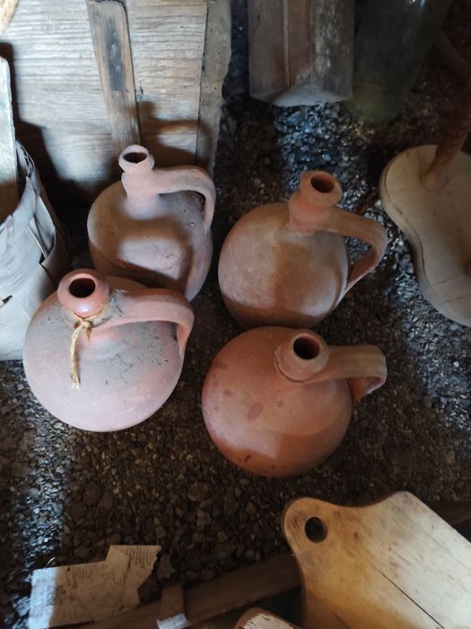 Стомни, гърнета, совалки, вретена, скрипали, куфари и д-р.