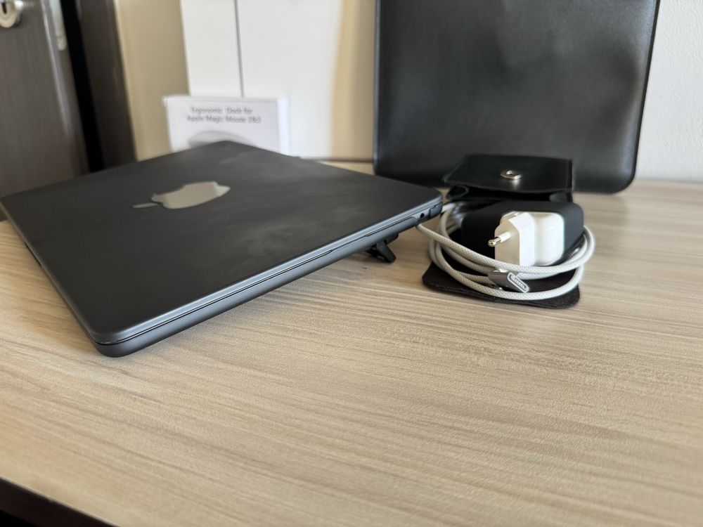 MacBook Air 13” M3 Chip 8 GB RAM 256 GB