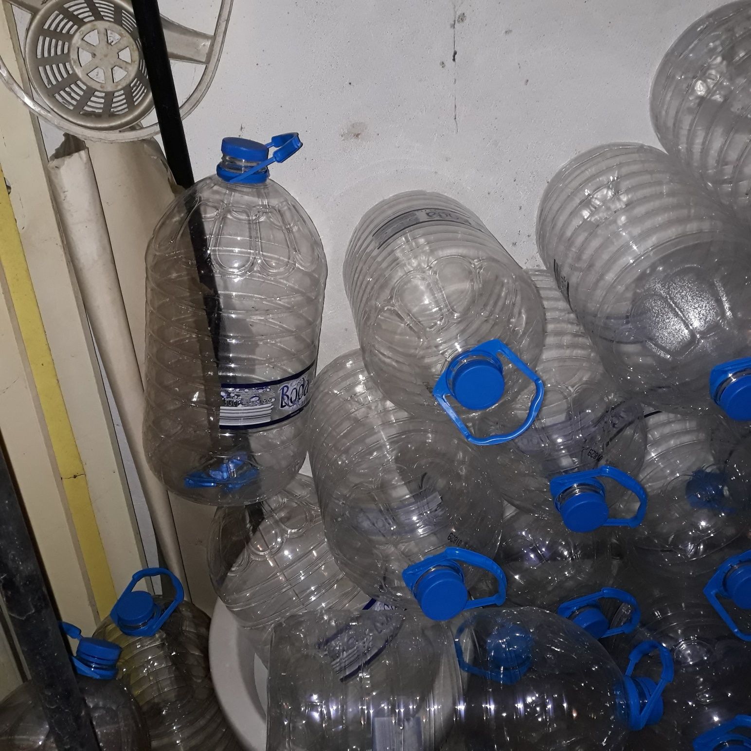 Празни 11 литрови бутилки от мин вода  цена за брой 1 лв.ерална вода