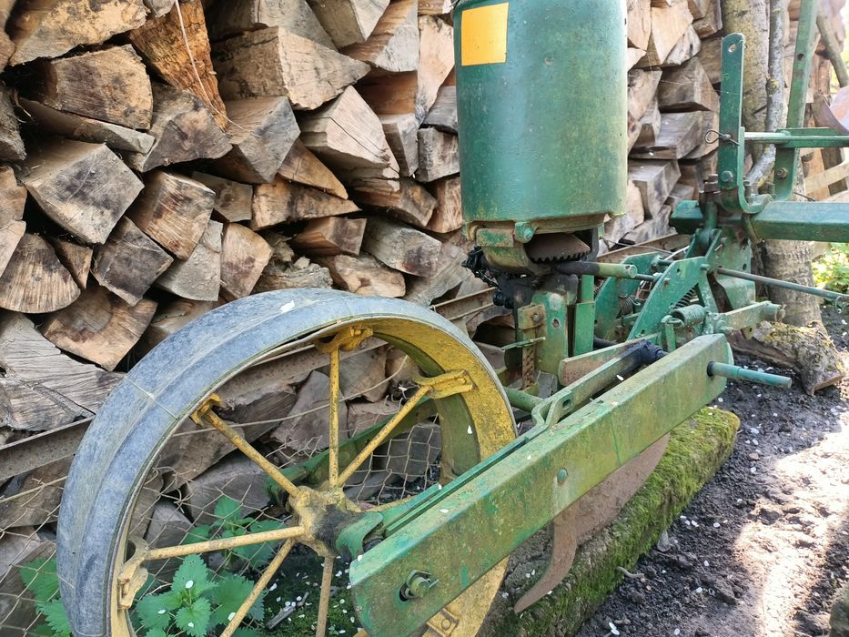Vând semănătoare porumb John Deere